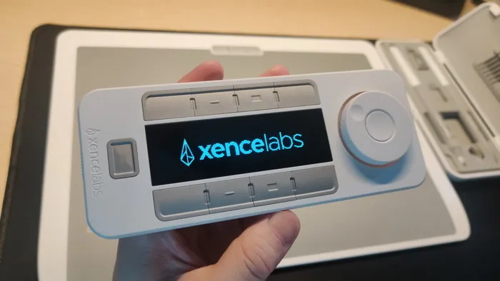 ディスプレイ付の左手用デバイス！XENCELABS クイッキーズを